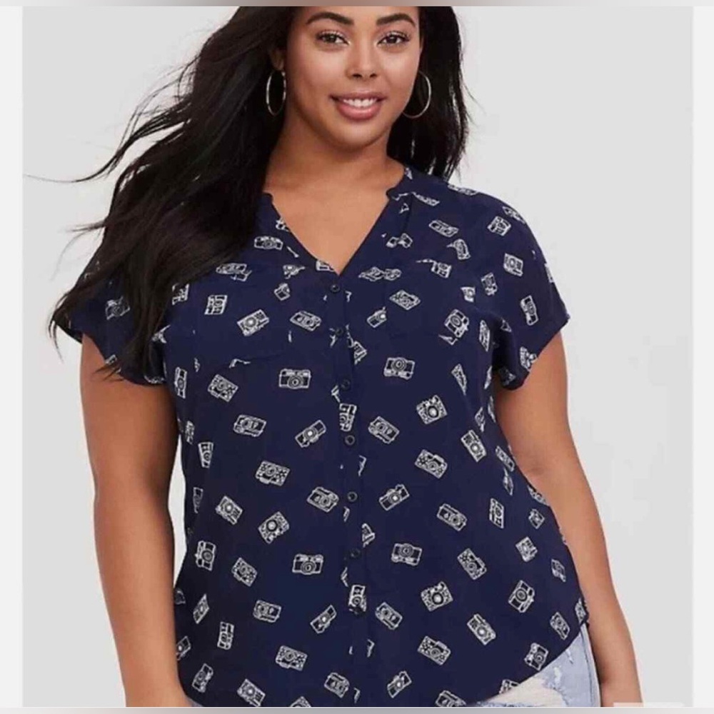 Torrid women’s Navy Camera‎ Print Challis Dolman shirt sleeve blouse size 2X